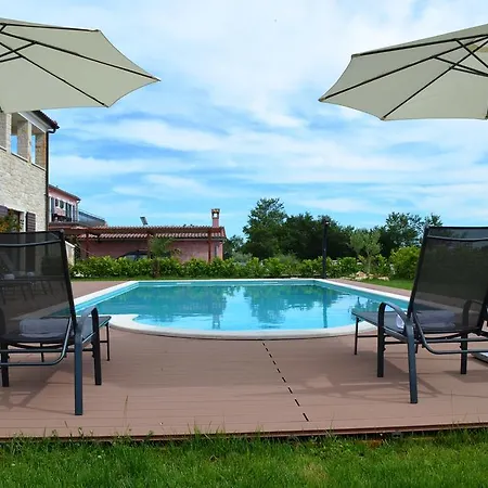 Spacious Dubravka With A Large Pool * Tinjan