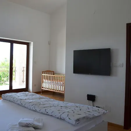Spacious Dubravka With A Large Pool וילה