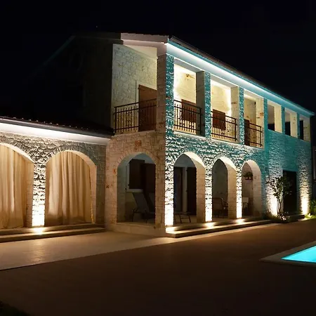 Spacious Dubravka With A Large Pool וילה Tinjan