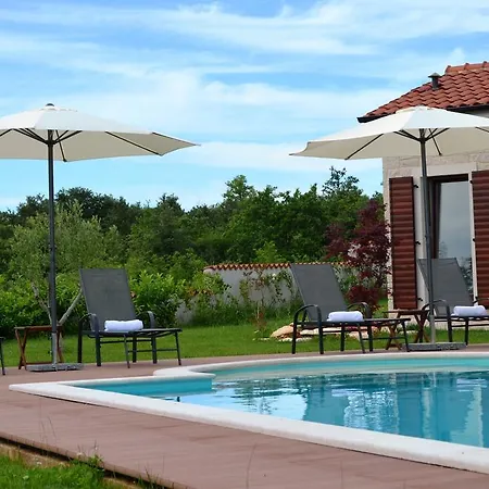 וילה Spacious Dubravka With A Large Pool