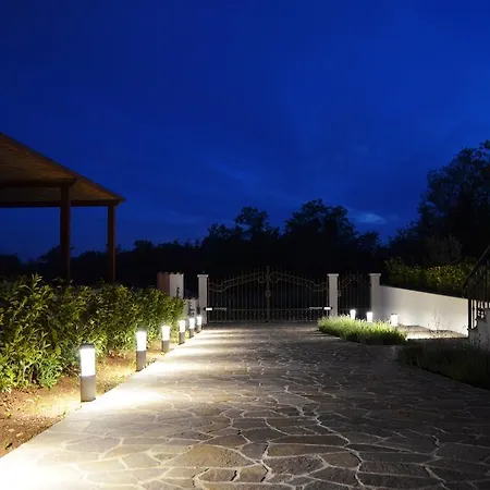 Spacious Dubravka With A Large Pool Tinjan