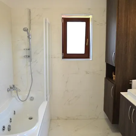 Villa Spacious Dubravka With A Large Pool *