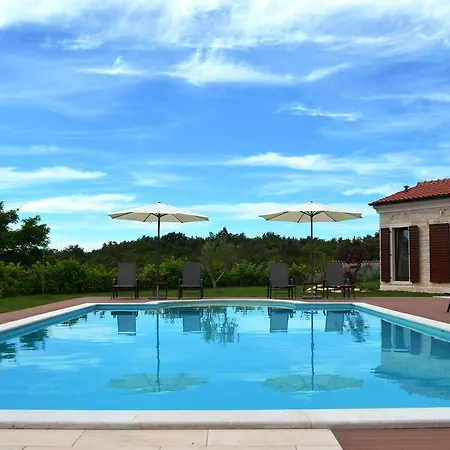 Spacious Dubravka With A Large Pool * Tinjan