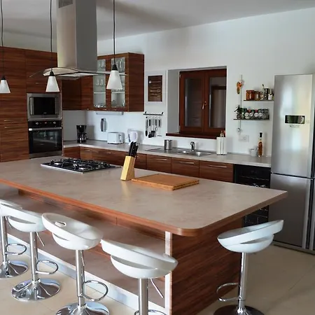 Villa Spacious Dubravka With A Large Pool *