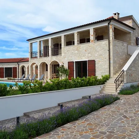 Spacious Dubravka With A Large Pool *