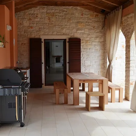 Villa Spacious Dubravka With A Large Pool Tinjan