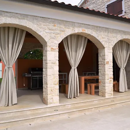 Spacious Dubravka With A Large Pool * Tinjan